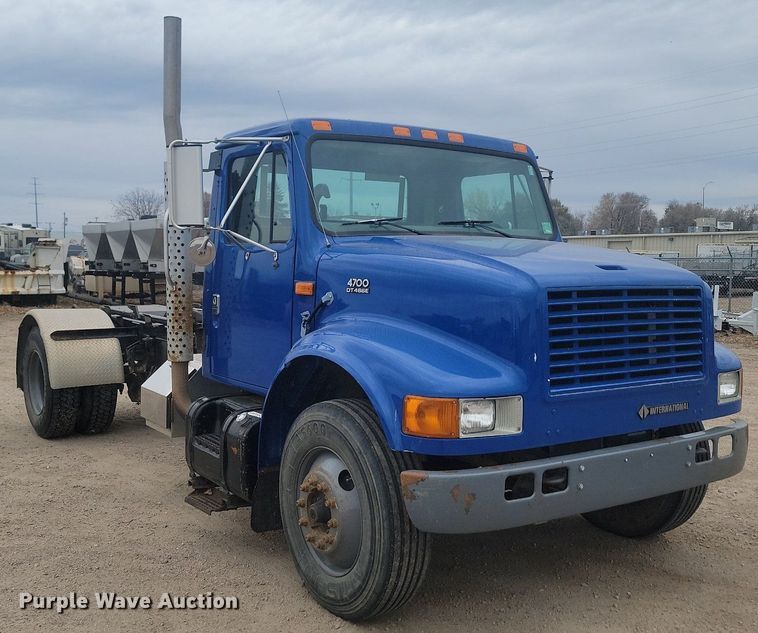 image for item LV9350 1998 Internatioal 4700  hook lift truck