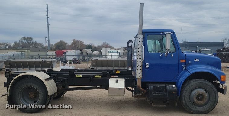 image for item LV9350 1998 Internatioal 4700  hook lift truck