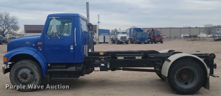 image for item LV9350 1998 Internatioal 4700  hook lift truck