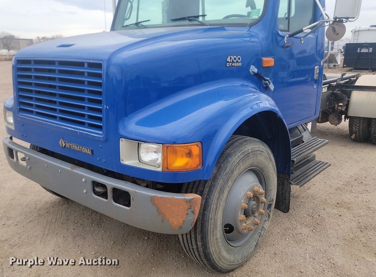 image for item LV9350 1998 Internatioal 4700  hook lift truck