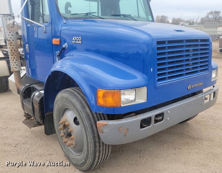 image for item LV9350 1998 Internatioal 4700  hook lift truck