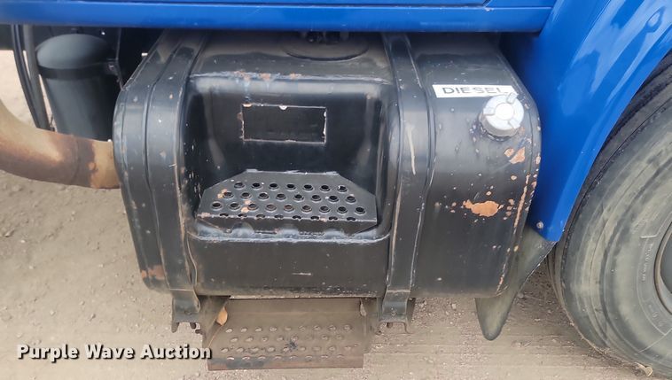 image for item LV9350 1998 Internatioal 4700  hook lift truck