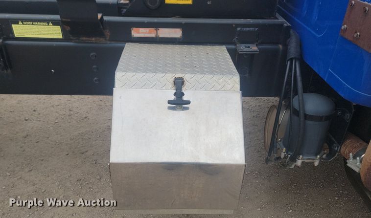 image for item LV9350 1998 Internatioal 4700  hook lift truck