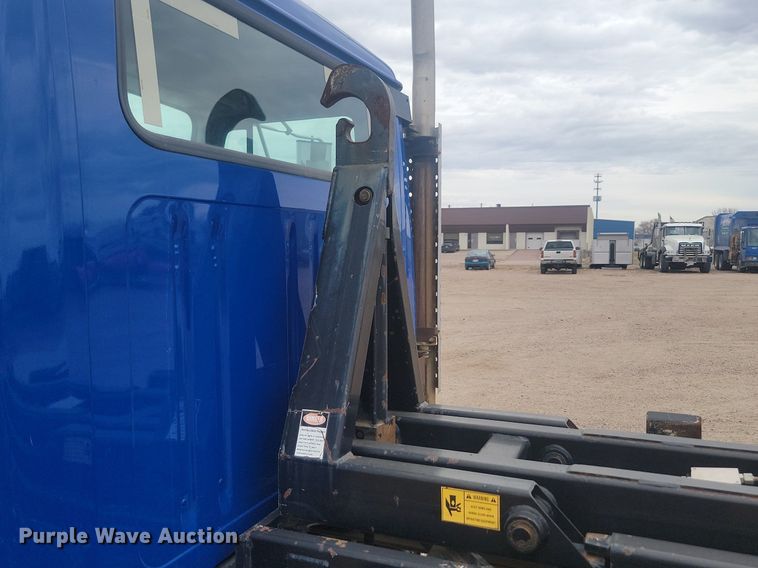 image for item LV9350 1998 Internatioal 4700  hook lift truck