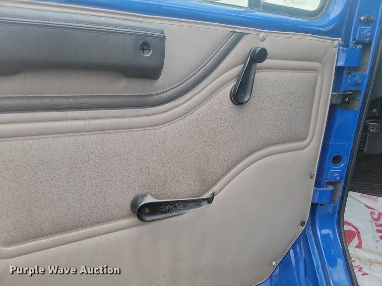 image for item LV9350 1998 Internatioal 4700  hook lift truck