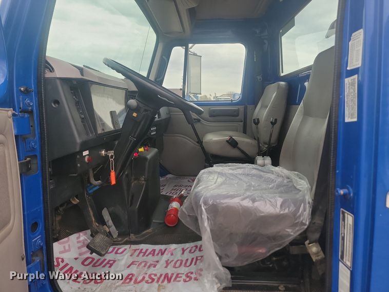 image for item LV9350 1998 Internatioal 4700  hook lift truck