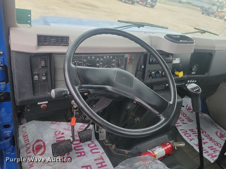 image for item LV9350 1998 Internatioal 4700  hook lift truck