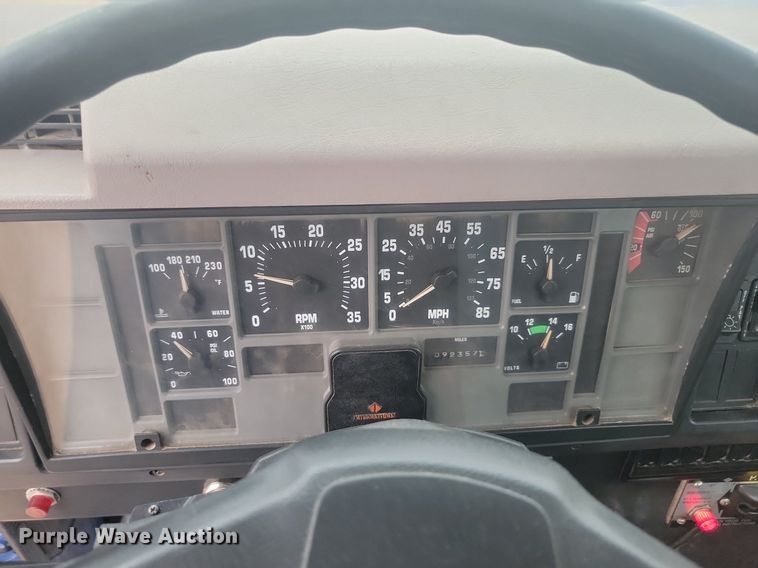 image for item LV9350 1998 Internatioal 4700  hook lift truck