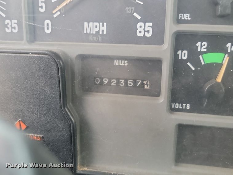 image for item LV9350 1998 Internatioal 4700  hook lift truck