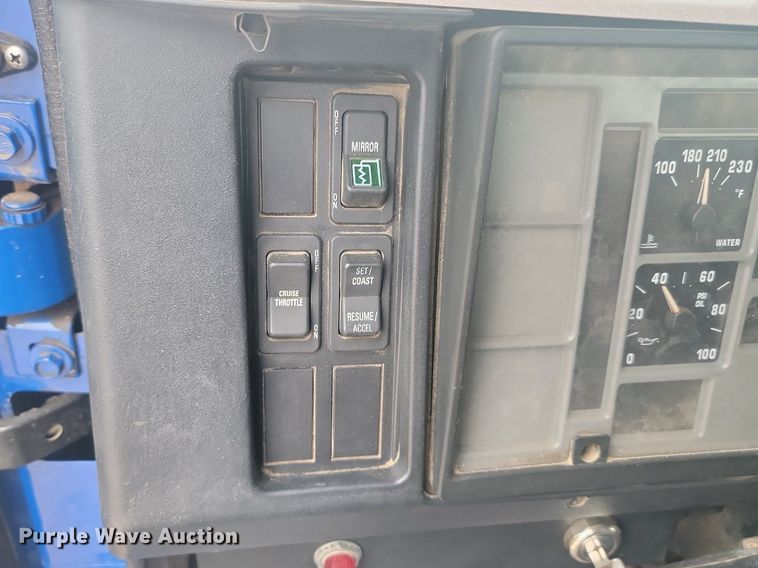 image for item LV9350 1998 Internatioal 4700  hook lift truck