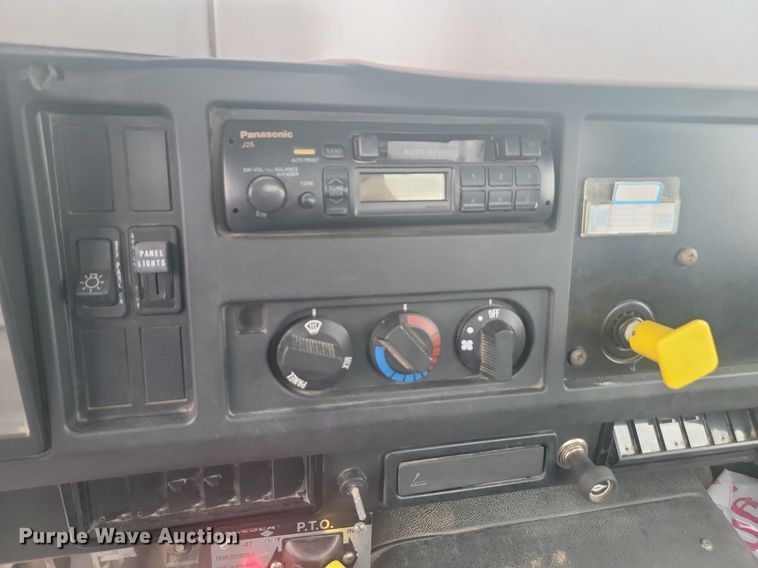 image for item LV9350 1998 Internatioal 4700  hook lift truck