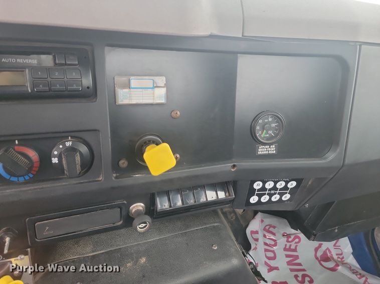 image for item LV9350 1998 Internatioal 4700  hook lift truck