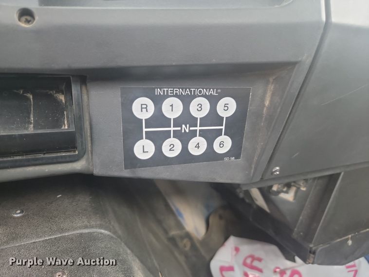 image for item LV9350 1998 Internatioal 4700  hook lift truck