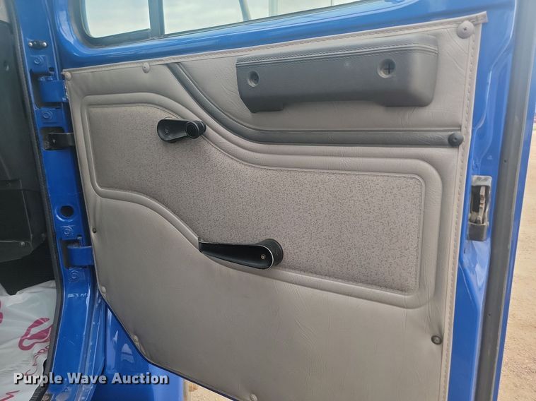 image for item LV9350 1998 Internatioal 4700  hook lift truck