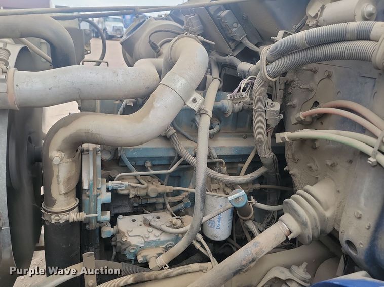 image for item LV9350 1998 Internatioal 4700  hook lift truck