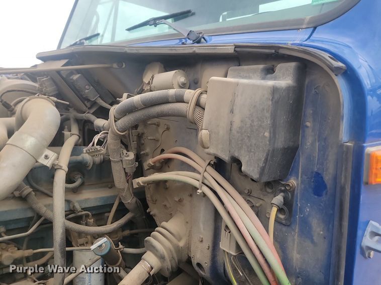 image for item LV9350 1998 Internatioal 4700  hook lift truck