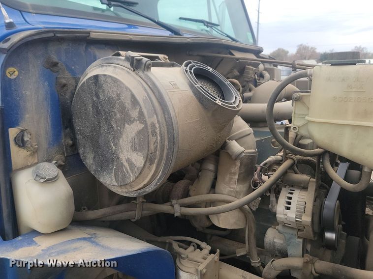 image for item LV9350 1998 Internatioal 4700  hook lift truck