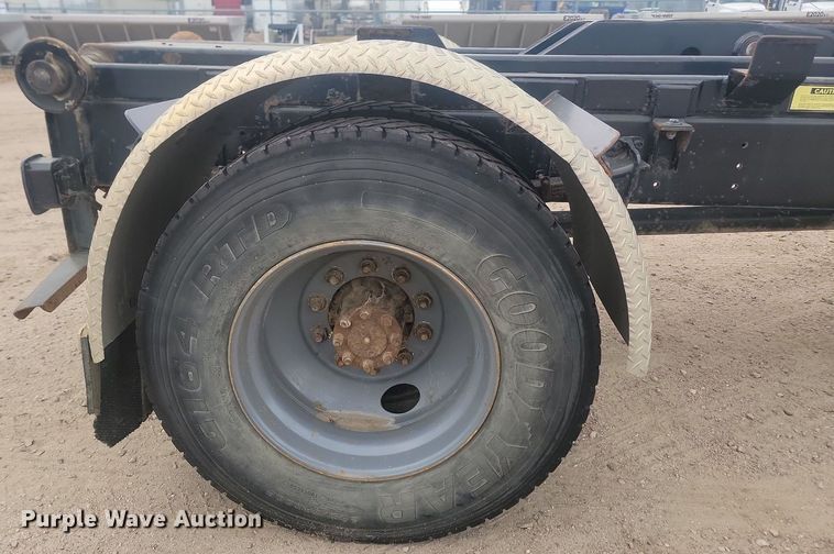 image for item LV9350 1998 Internatioal 4700  hook lift truck