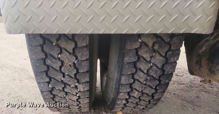 image for item LV9350 1998 Internatioal 4700  hook lift truck