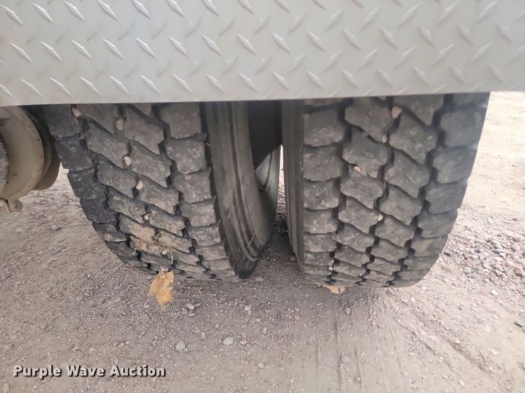 image for item LV9350 1998 Internatioal 4700  hook lift truck