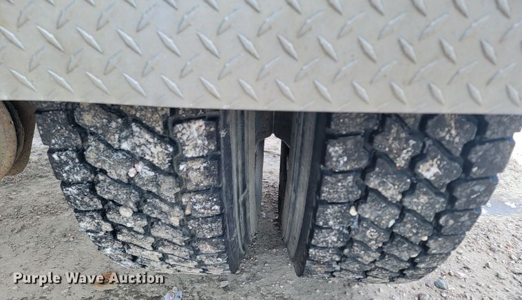 image for item LV9350 1998 Internatioal 4700  hook lift truck