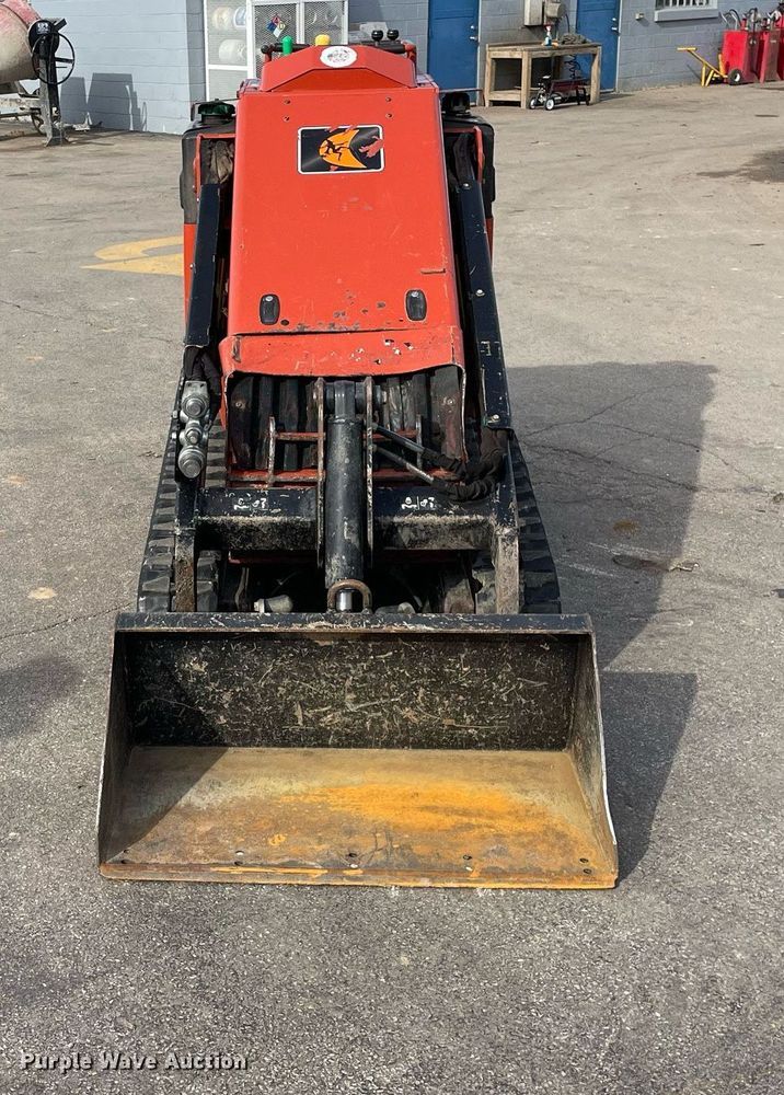 image for item LV9963 2017 Ditch Witch SK1050  compact utility loader