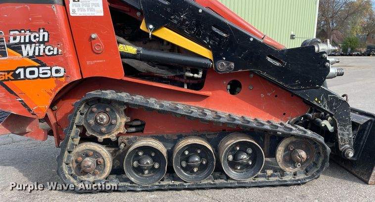 image for item LV9963 2017 Ditch Witch SK1050  compact utility loader