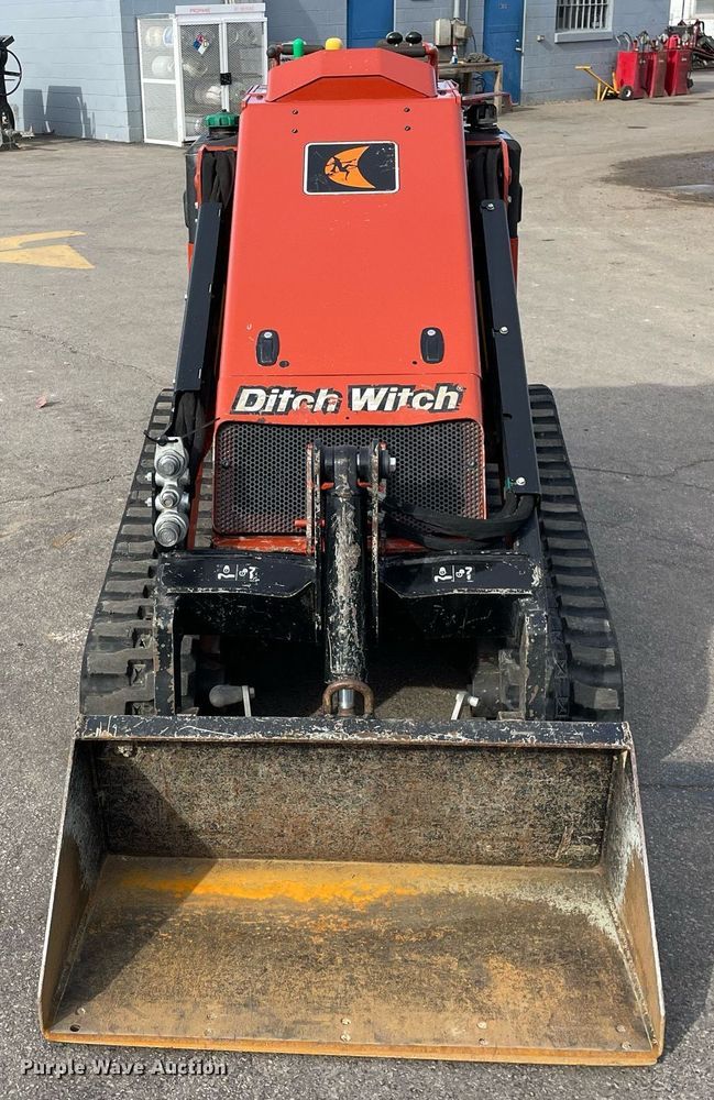 image for item LV9964 2021 Ditch Witch SK900  compact utility loader