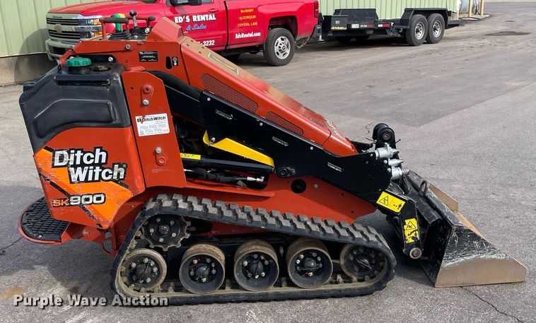 image for item LV9964 2021 Ditch Witch SK900  compact utility loader