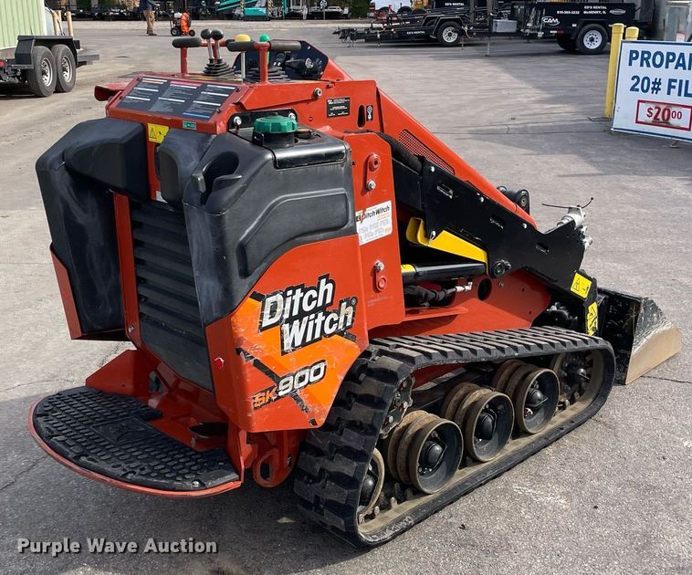 image for item LV9964 2021 Ditch Witch SK900  compact utility loader