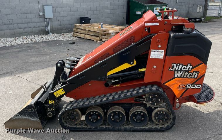 image for item LV9964 2021 Ditch Witch SK900  compact utility loader