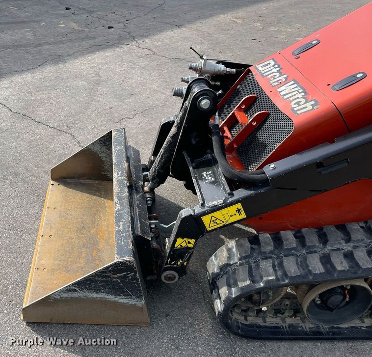 image for item LV9964 2021 Ditch Witch SK900  compact utility loader