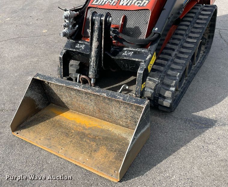 image for item LV9964 2021 Ditch Witch SK900  compact utility loader