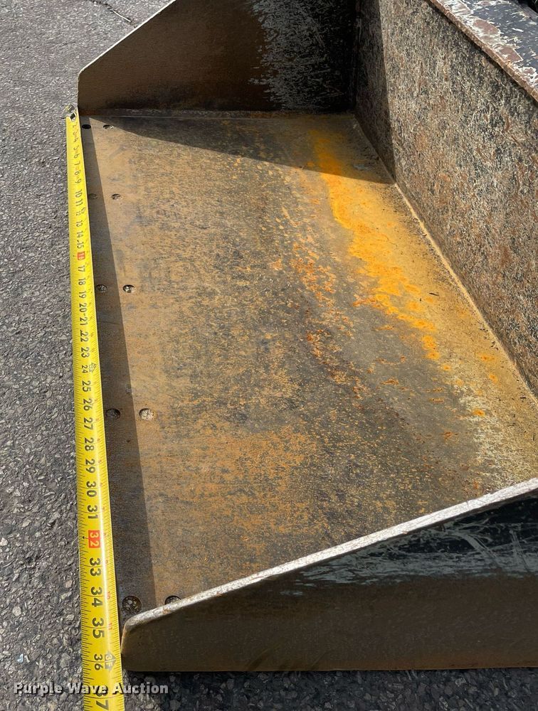 image for item LV9964 2021 Ditch Witch SK900  compact utility loader