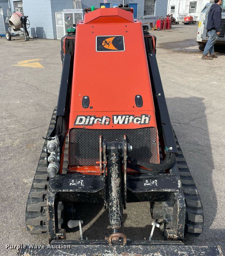 image for item LV9964 2021 Ditch Witch SK900  compact utility loader