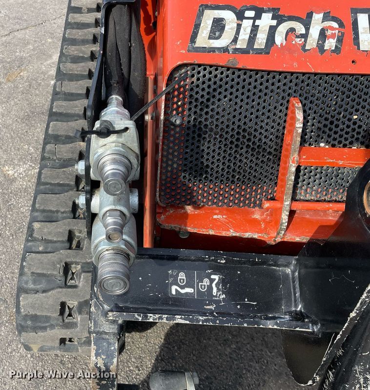image for item LV9964 2021 Ditch Witch SK900  compact utility loader