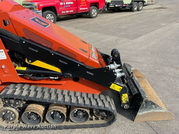 image for item LV9964 2021 Ditch Witch SK900  compact utility loader