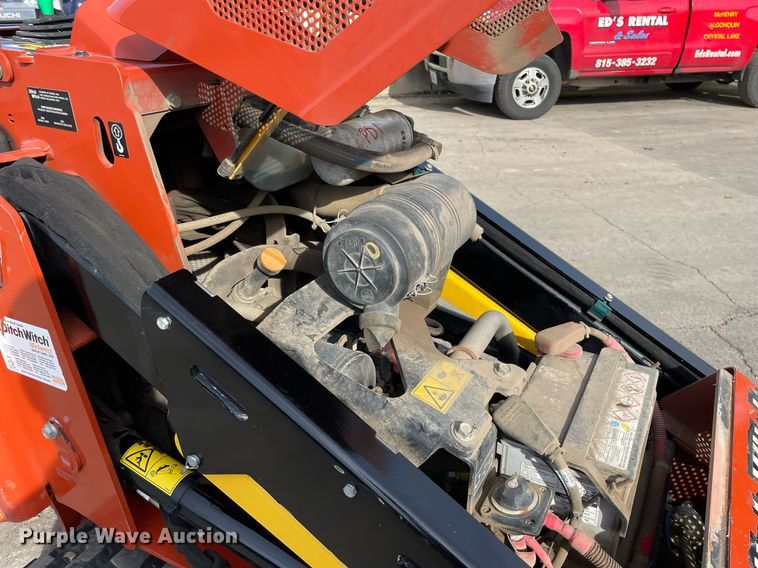 image for item LV9964 2021 Ditch Witch SK900  compact utility loader