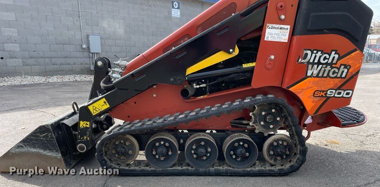 image for item LV9964 2021 Ditch Witch SK900  compact utility loader