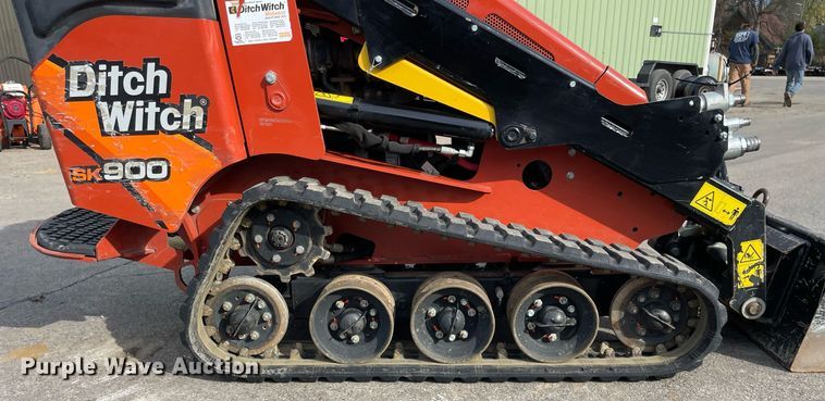 image for item LV9964 2021 Ditch Witch SK900  compact utility loader