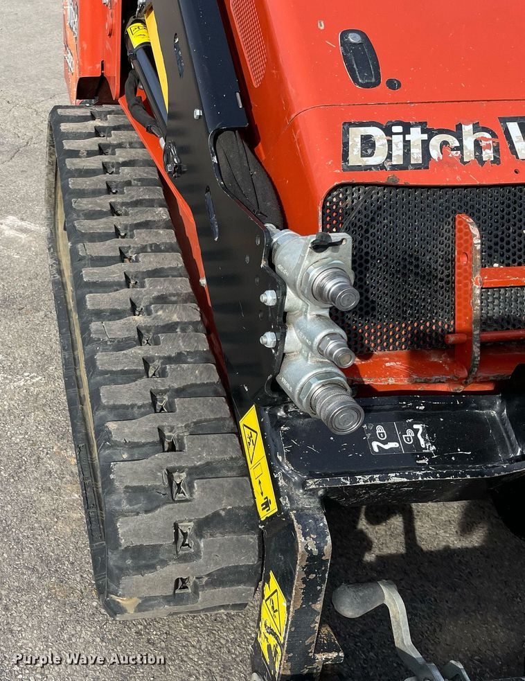 image for item LV9964 2021 Ditch Witch SK900  compact utility loader