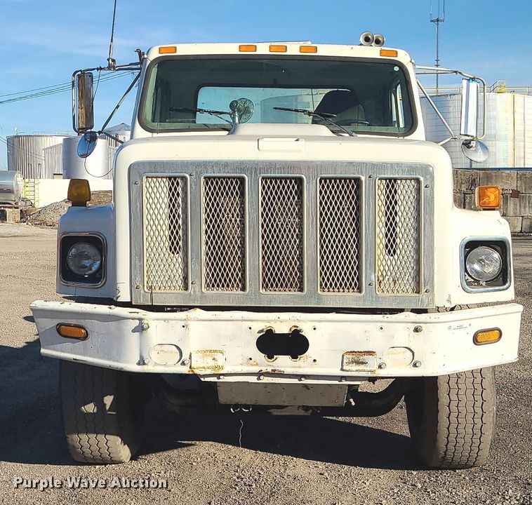 image for item MJ9521 1998 International  truck cab and chassis