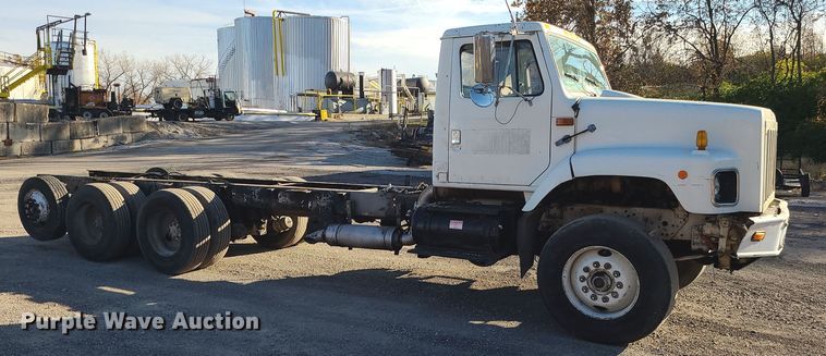 image for item MJ9521 1998 International  truck cab and chassis