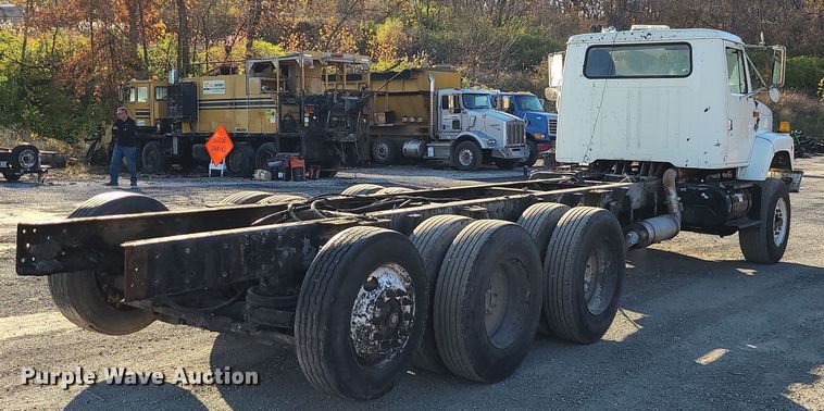 image for item MJ9521 1998 International  truck cab and chassis