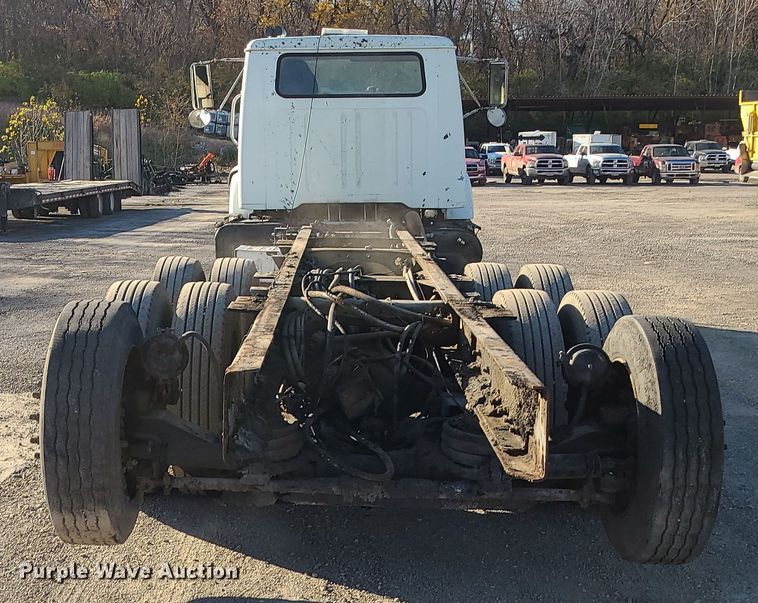 image for item MJ9521 1998 International  truck cab and chassis