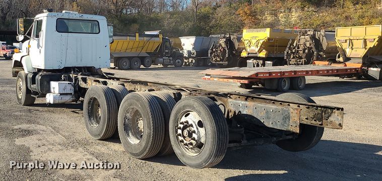 image for item MJ9521 1998 International  truck cab and chassis