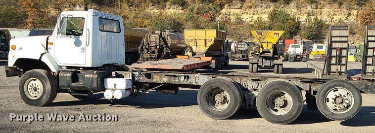 image for item MJ9521 1998 International  truck cab and chassis