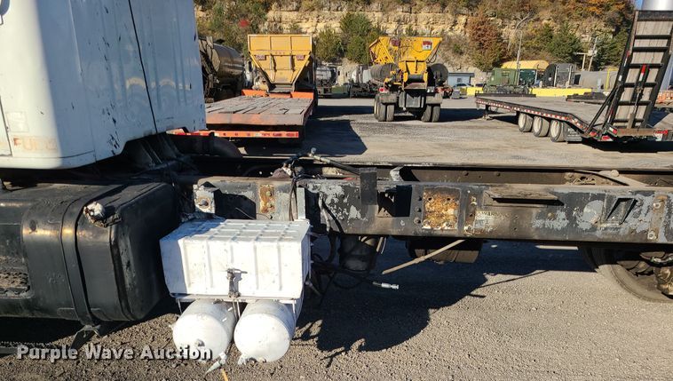 image for item MJ9521 1998 International  truck cab and chassis