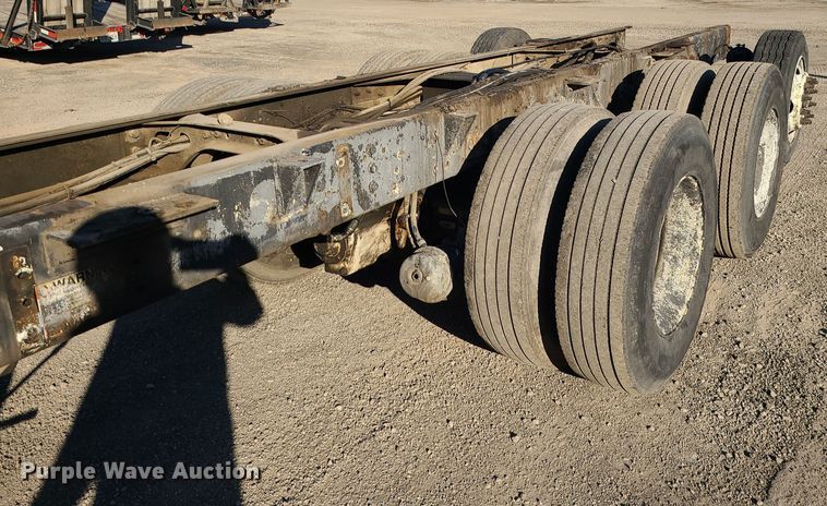 image for item MJ9521 1998 International  truck cab and chassis