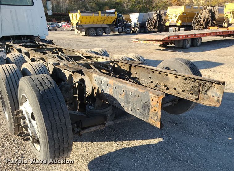 image for item MJ9521 1998 International  truck cab and chassis